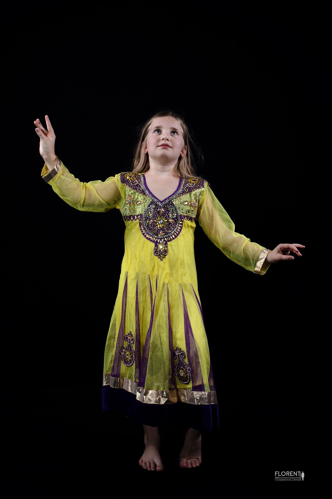 portrait enfant en costume de danse orientalr sur fonds studio florent lille paris calais berck le touquet