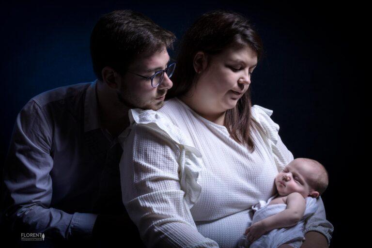 portrait bébé et parents tendre photo filtre bleu florent studio fanie photographe bebe boulogne sur mer saint omer calais lille