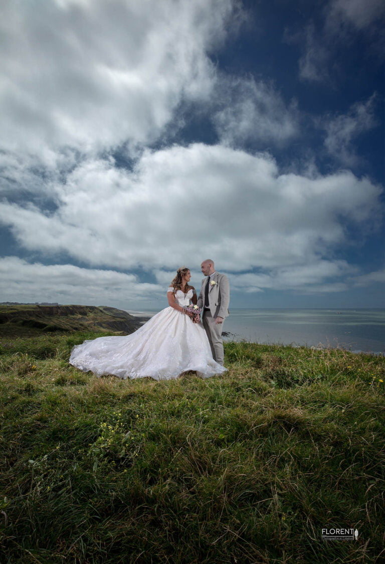 photographe mariage boulogne sur mer mariés romantiques sur falaise avec vue sur mer boulogne sur mer florent photographe boulogne sur mer lille paris