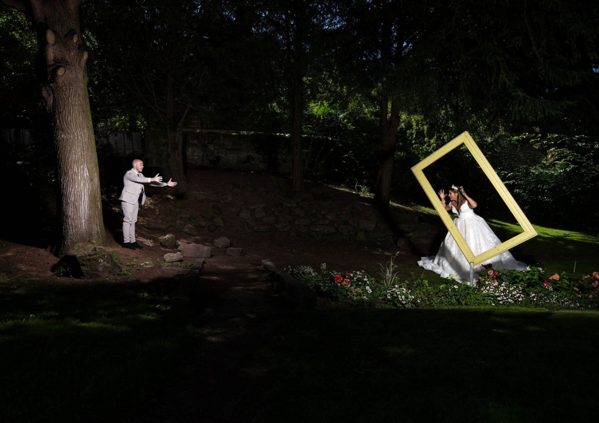 seance photo mariage humour dans un parc du marié tendant les bras à sa mariée florent photographe boulogne sur mer lille le touquet paris calais hardelot