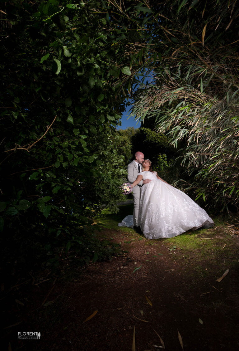 photographe mariage mariés sous un tunnel en bambou et rires florent studio boulogne sur mer lille paris