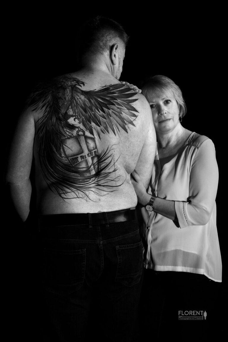 superbe photo couple noir et blanc avec tatouage sur le dos en studio florent boulogne sur mer lille le touquet paris calais