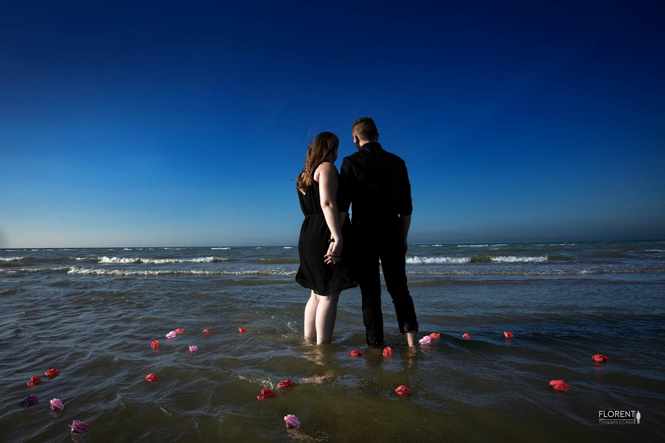 photo faire part mariage couple-famille avec-roses bord de mer-boulogne-sur-mer-florent studio photographe lille paris le touquet calais