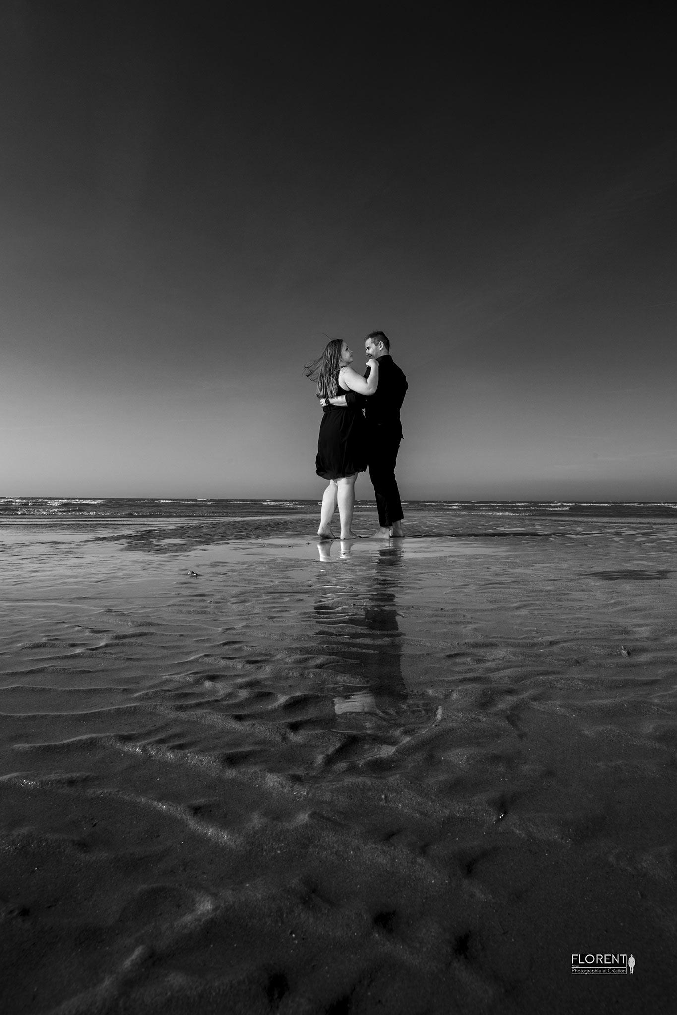 photo faire part-mariage couple-famille-noir-et-blanc bord de mer-boulogne-sur-mer-florent-studio