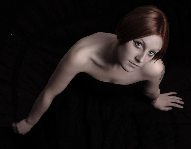 photo plongeante mannequin regarde vers le haut pensive