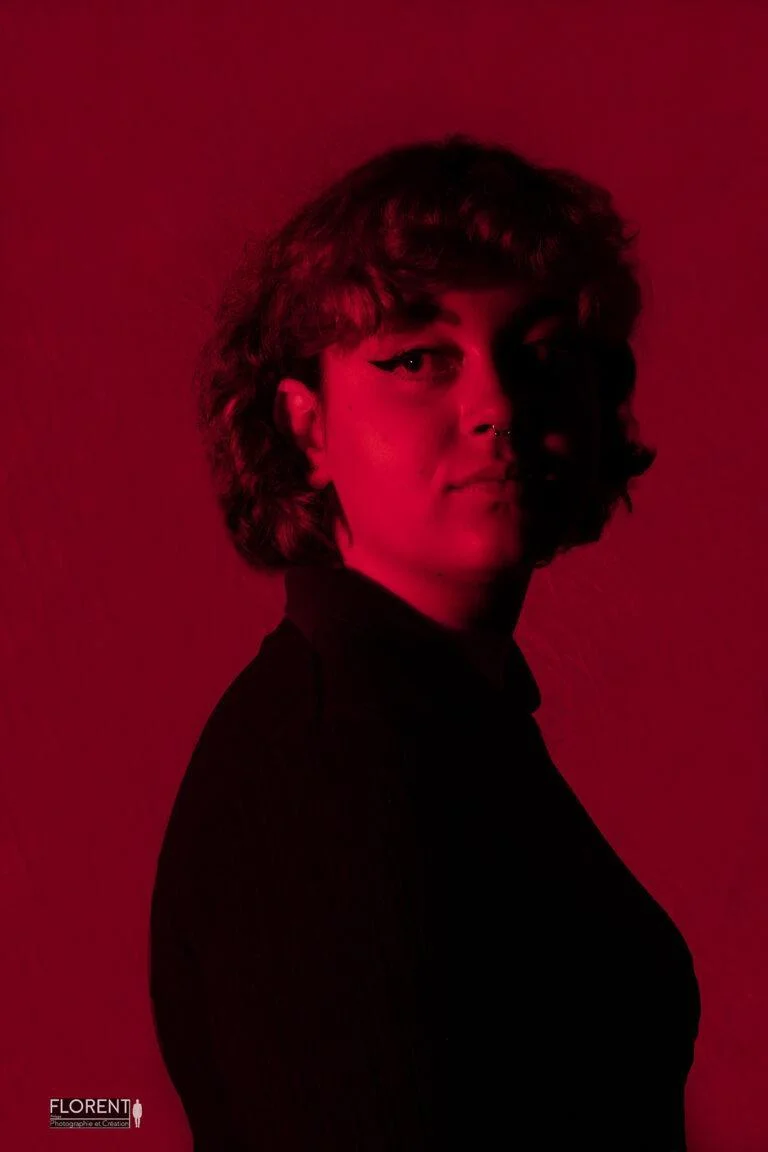 studio photo book jeune femme sur fond rouge florent photographe boulogne sur mer lille le touquet paris calais