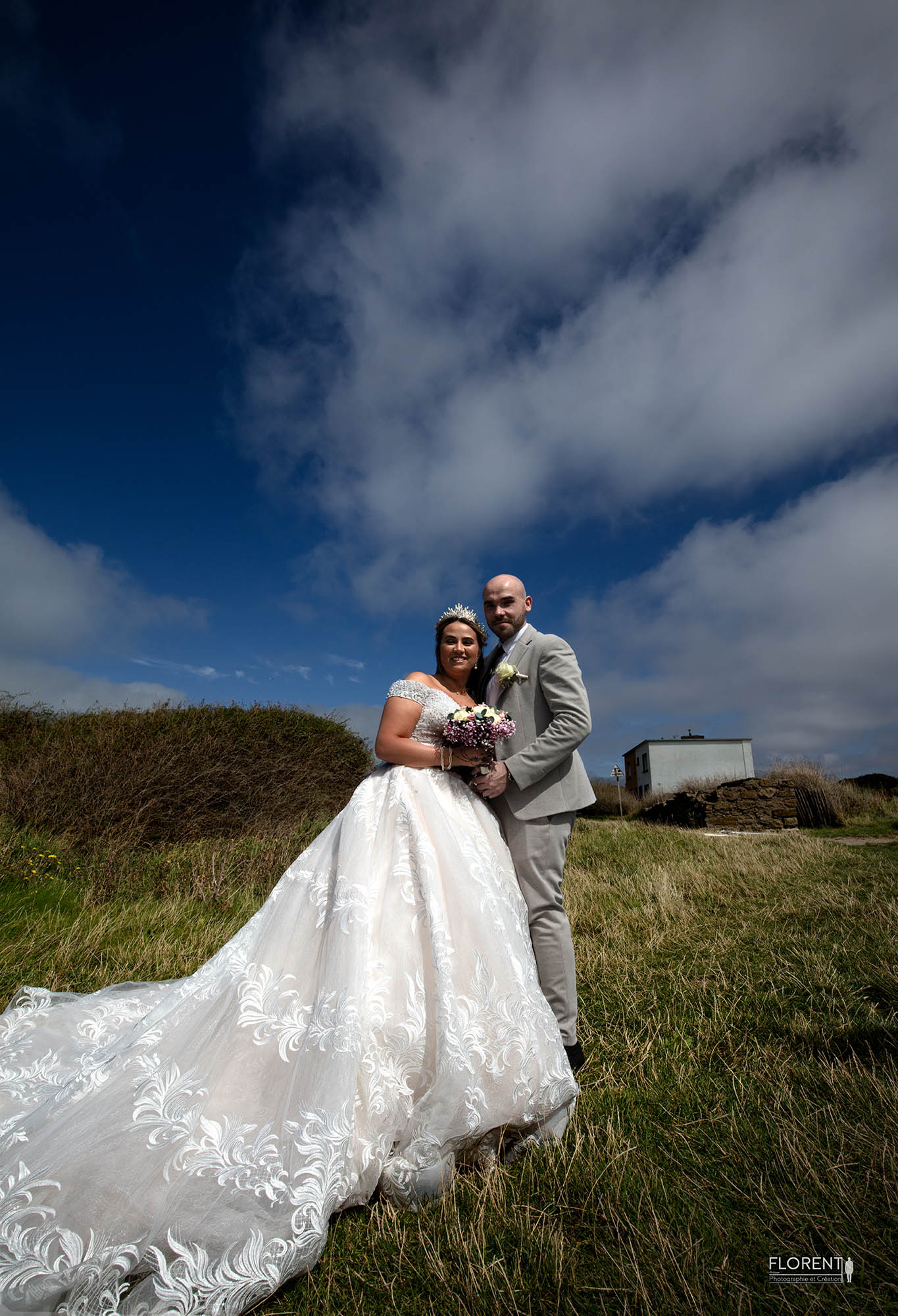 photographe mariage boulogne sur mer mariés romantiques souriant sur la falaise avec vue sur la mer boulogne sur mer florent photographe boulogne sur mer lille paris