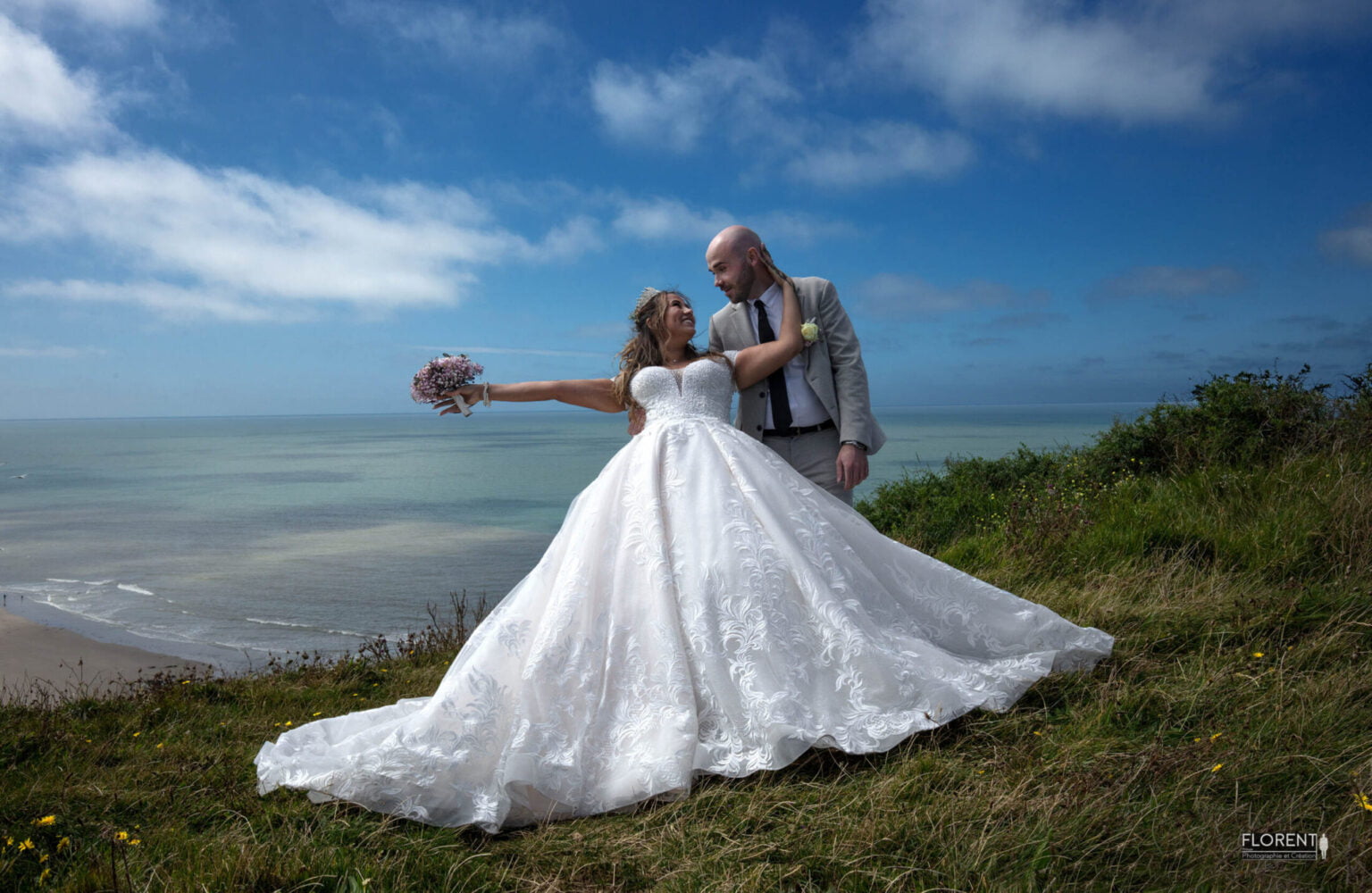 séance photo mariage romantique en bord de mer jeune couple souriant sur falaise boulogne sur mer lille le touquet paris amiens calais florent photographe