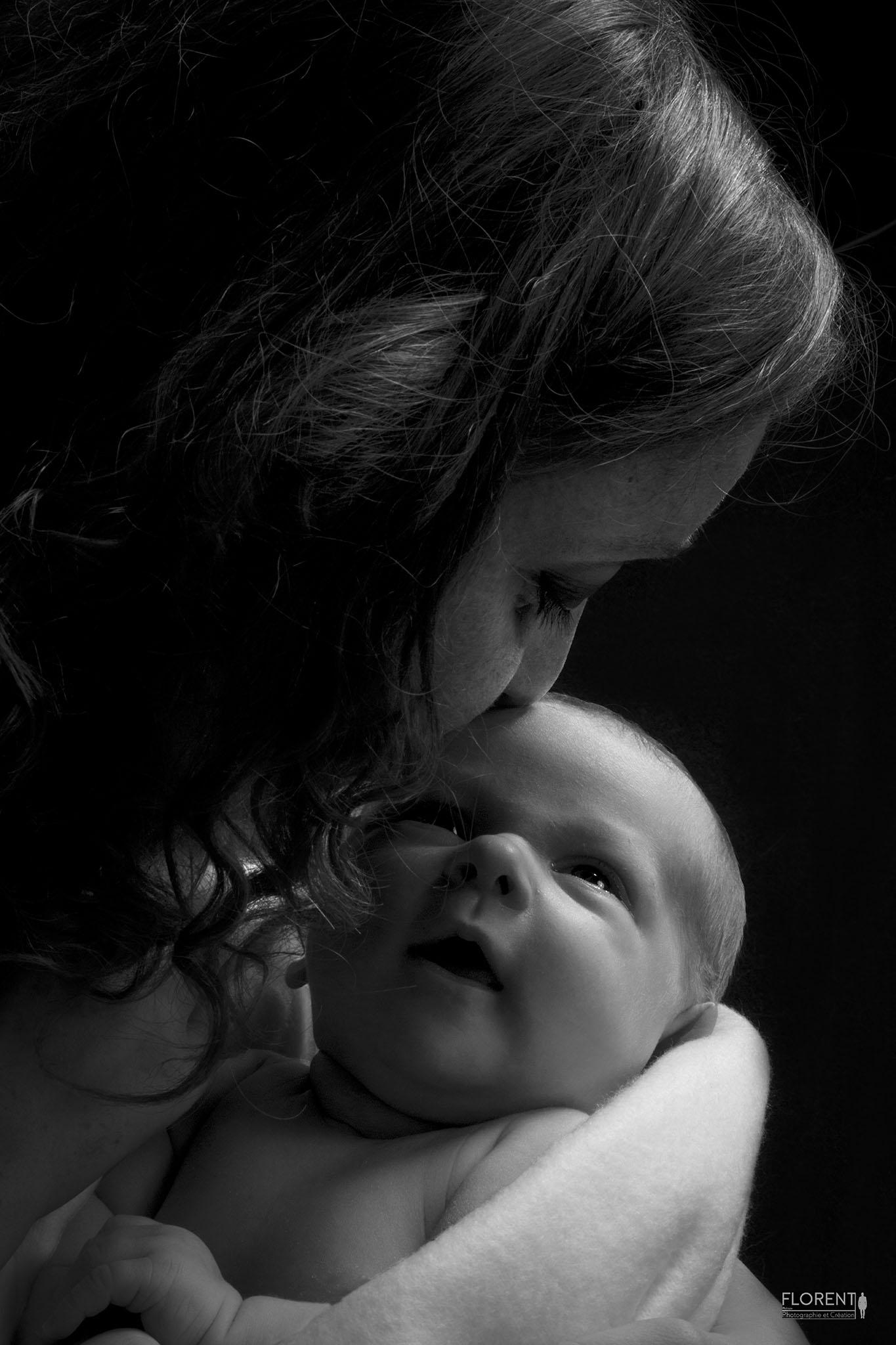 baiser douceur maman et bébé en noir et blanc florent studio photographe boulogne sur mer lille le touquet paris calais dunkerque