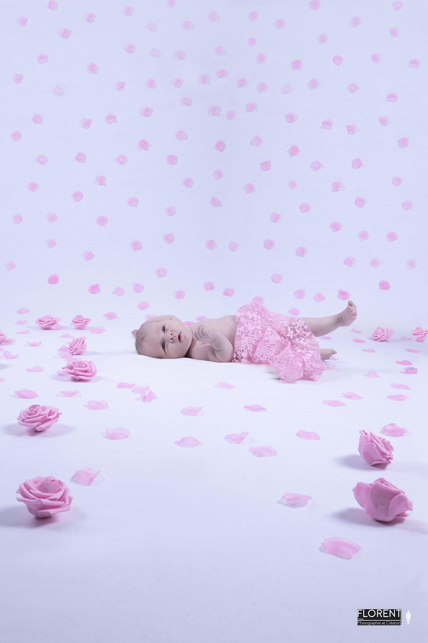 photographe bebe douceur au milieu des fleurs