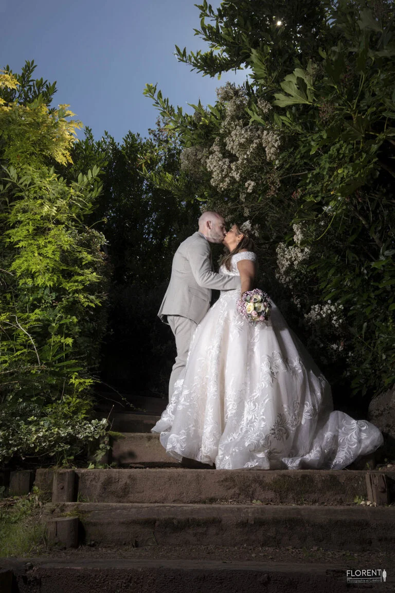 mariage photographe baiser tendre dans un parc florent photographe boulogne sur mer lille le touquet paris calais amiens saint omer