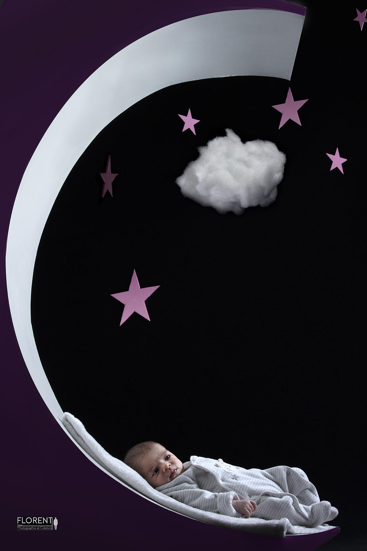 douce photographie bébé dans la lune clair obscur un véritable décors avec étoiles et nuages florent photographe boulogne sur mer lille paris le touquet