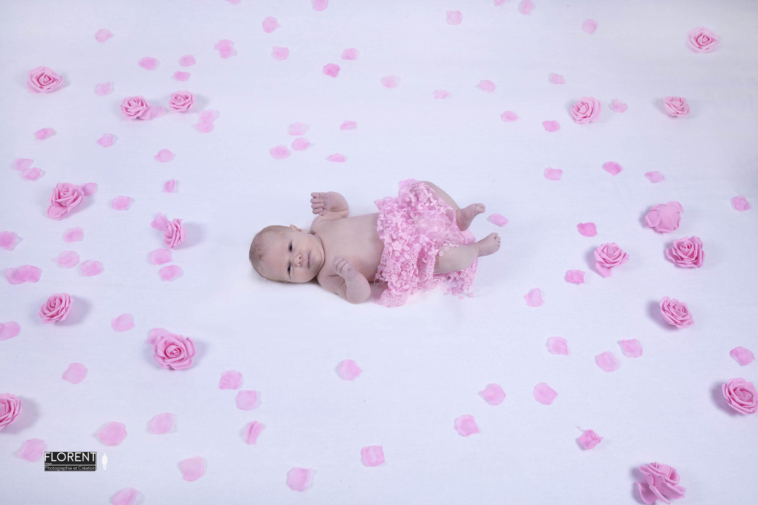 photographe bebe douceur au milieu des fleurs