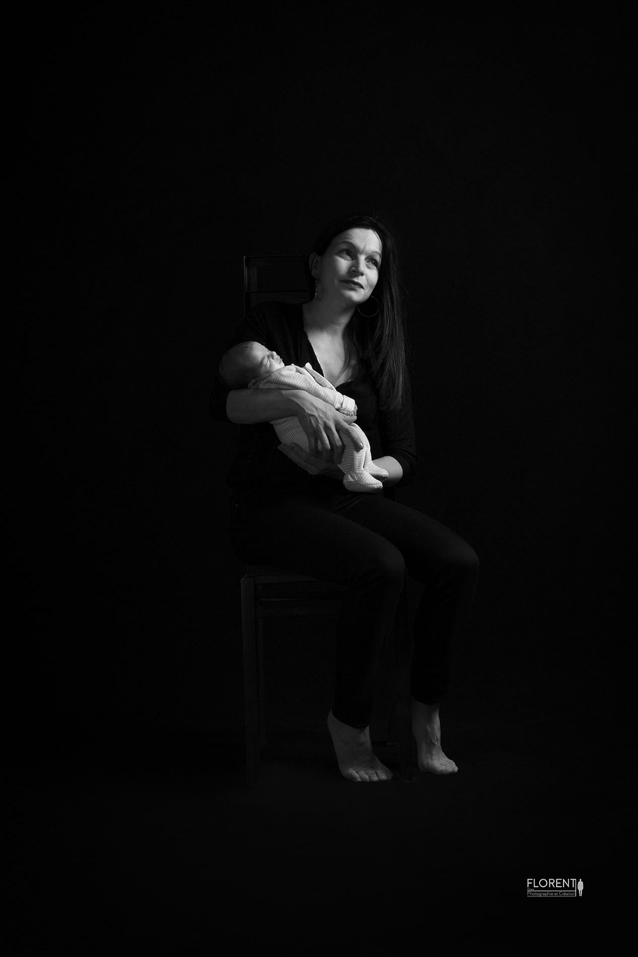 superbe portrait en noir et blanc de bébé dans les bras de maman en studio florent photographe boulogne sur mer lille le touquet paris amiens