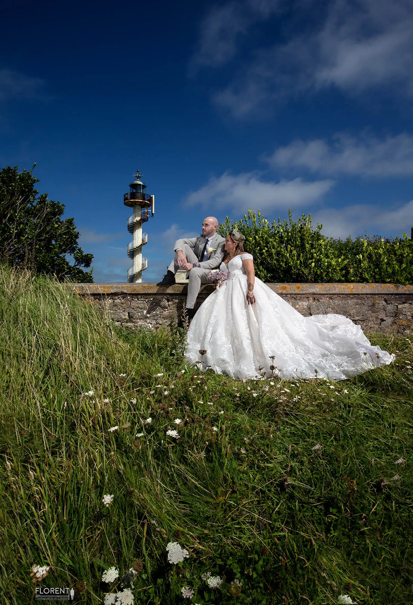 photographe mariage romantique sur falaise avec vue sur mer boulogne sur mer florent photographe boulogne sur mer lille paris