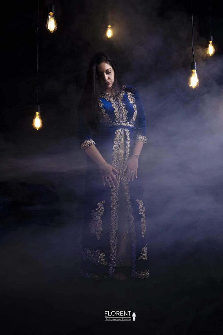 photographe portrait adulte jeune femme adulte au kaftan et henné dans la douce lumière et la fumée florent photographe boulogne sur mer lille le touquet paris