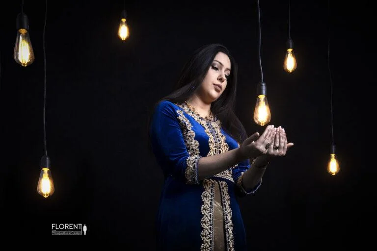 portrait adulte jeune femme au caftan bleu et henné dans la douce lumière florent photographe boulogne sur mer lille le touquet paris