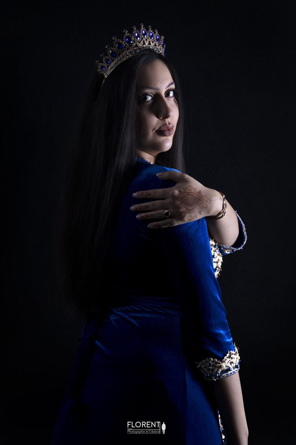 portrait adulte jeune femme modele au kaftan bleu et henné se retourne dans la douce lumière florent photographe boulogne sur mer lille le touquet paris