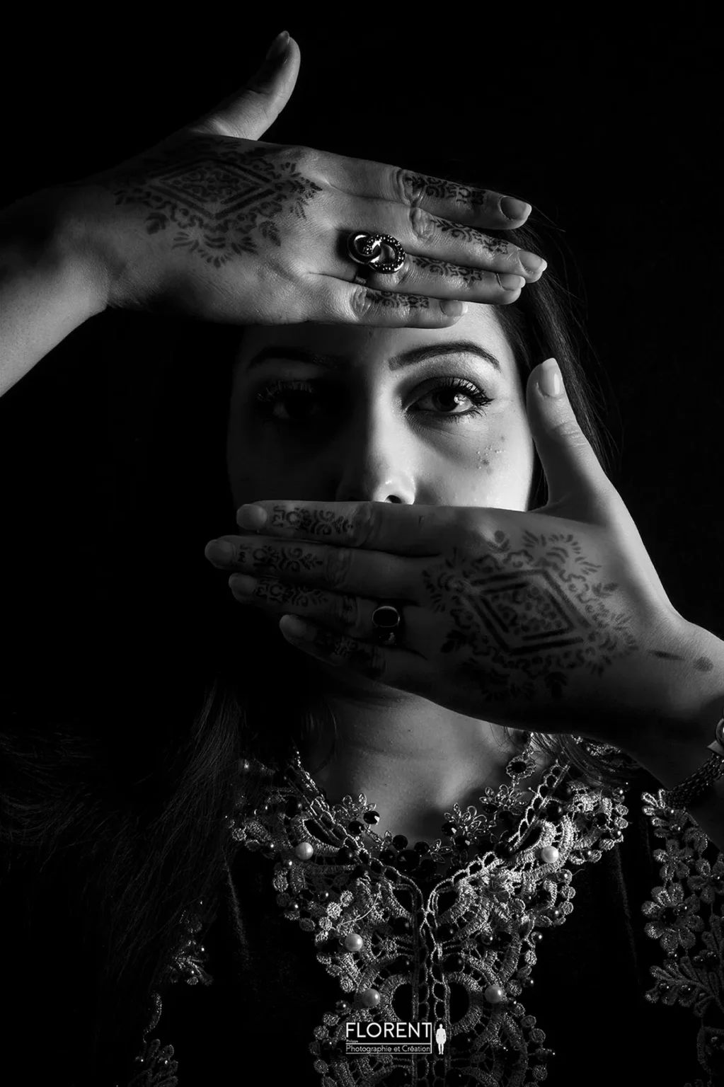 portrait photographe saint omer lumbres regard féminin magique avec henné en noir et blanc florent studio lille paris le touquet calais berck