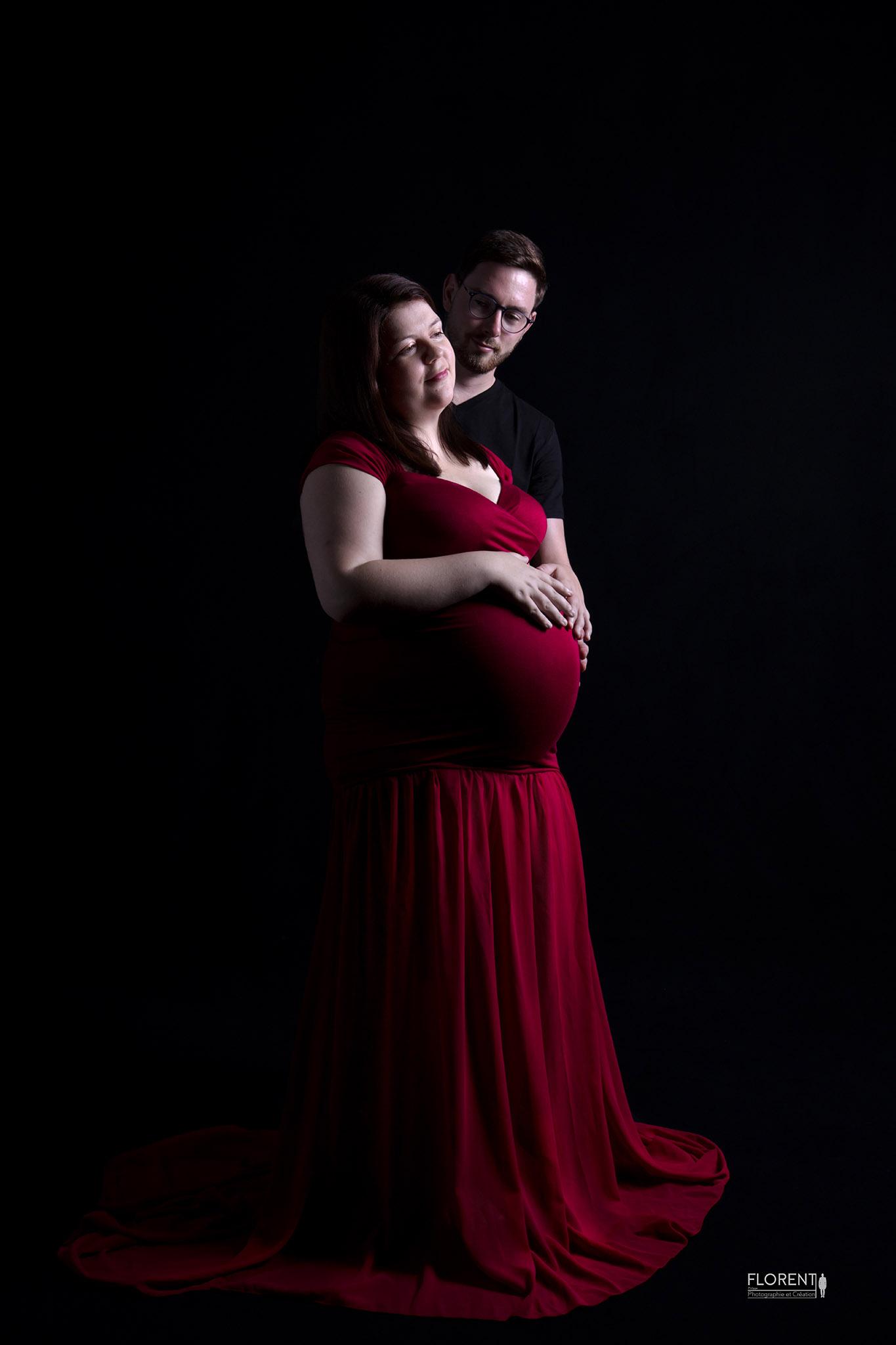 séance photo maternité grossesse photo couple et robe rouge sur fonds noir studio florent boulogne sur mer lille paris le touquet