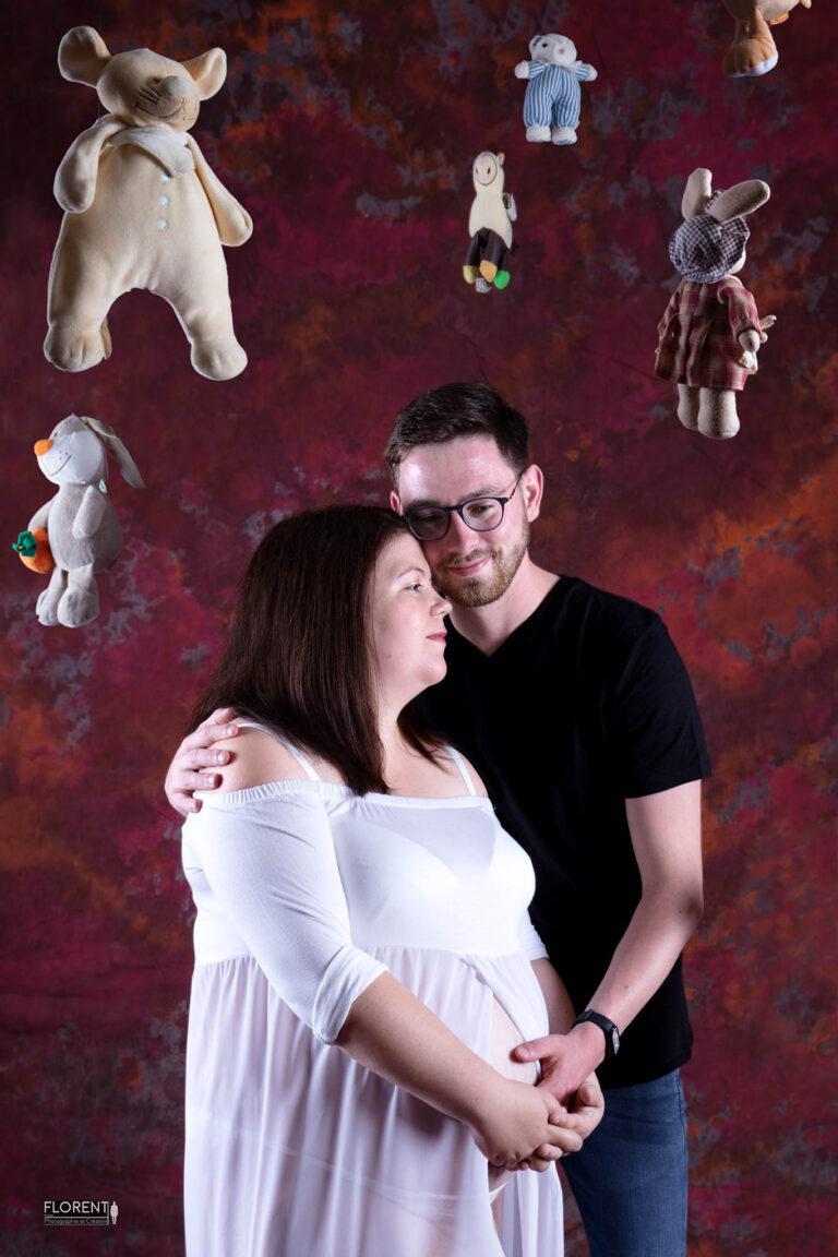 photographe maternité florent studio couple entouré de peluches boulogne sur mer lille paris le touquet amiens