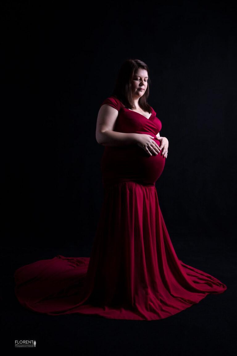 séance photo maternité grossesse photo maman en robe rouge studio florent boulogne sur mer lille paris le touquet