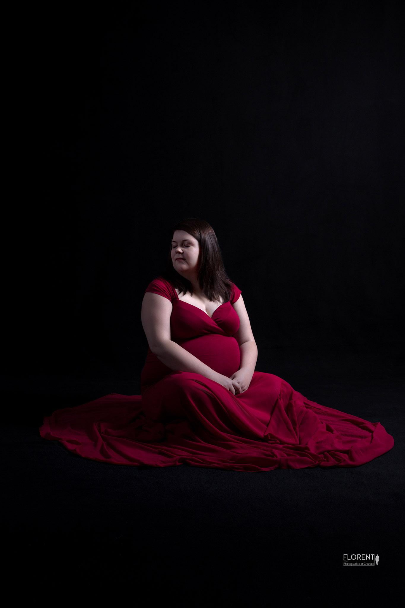 maternité grossesse photo maman en robe rouge assise studio florent boulogne sur mer lille paris le touquet