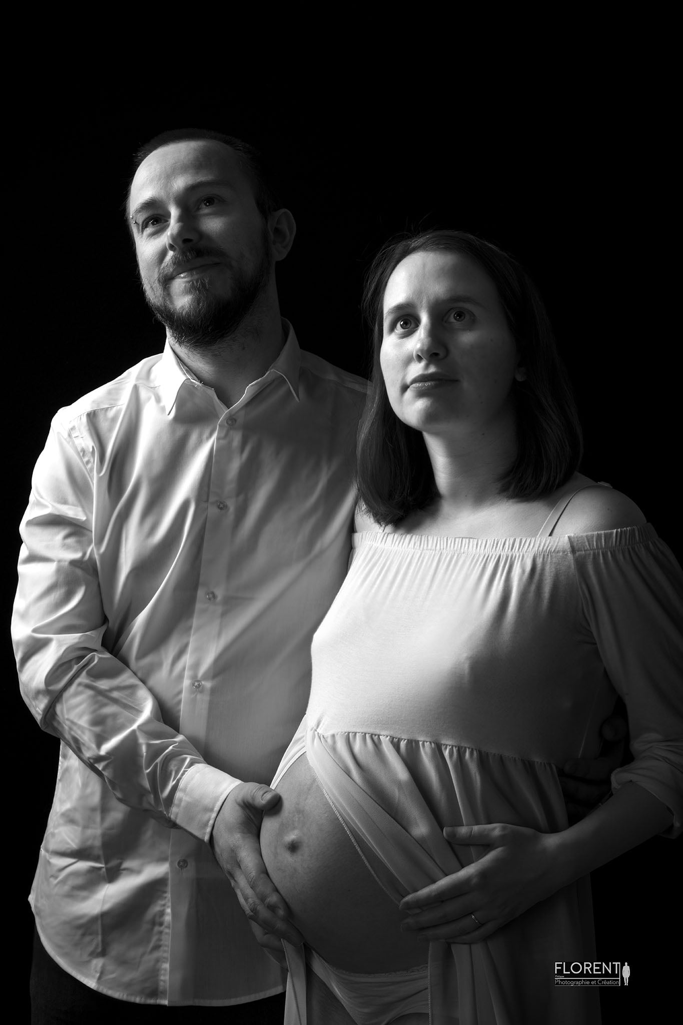 maternité studio en noir et blanc beauté du couple amoureux florent photographe boulogne sur mer lille le touquet paris