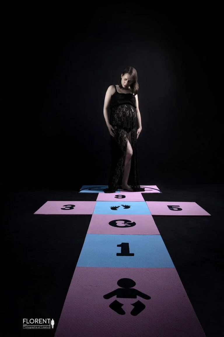 photographe boulogne sur mer maternité fille ou garcon studio décors marelle geante avec la maman qui pose dans sa robe noire florent studio lille le touquet paris calais dunkerque
