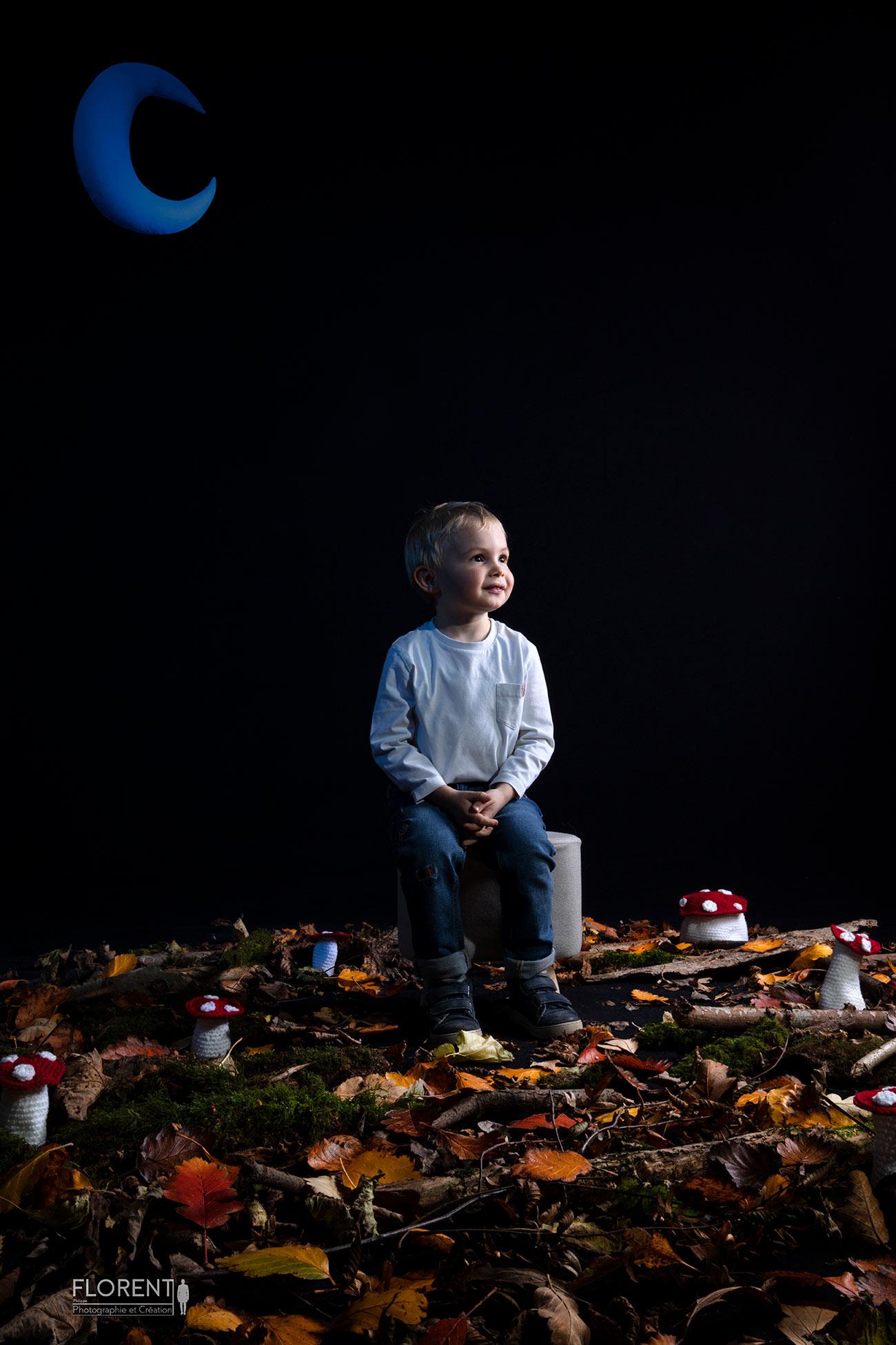 photographe enfant assis en sous bois de mousse champignons en studio boulogne sur mer lille le touquet paris calais florent photographe