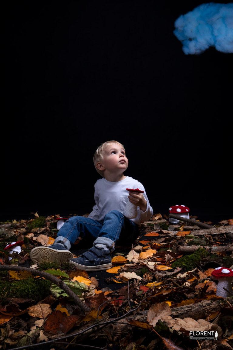 photographe enfant en sous bois de mousse champignons nuages en studio florent photographe boulogne sur mer lille le touquet paris calais