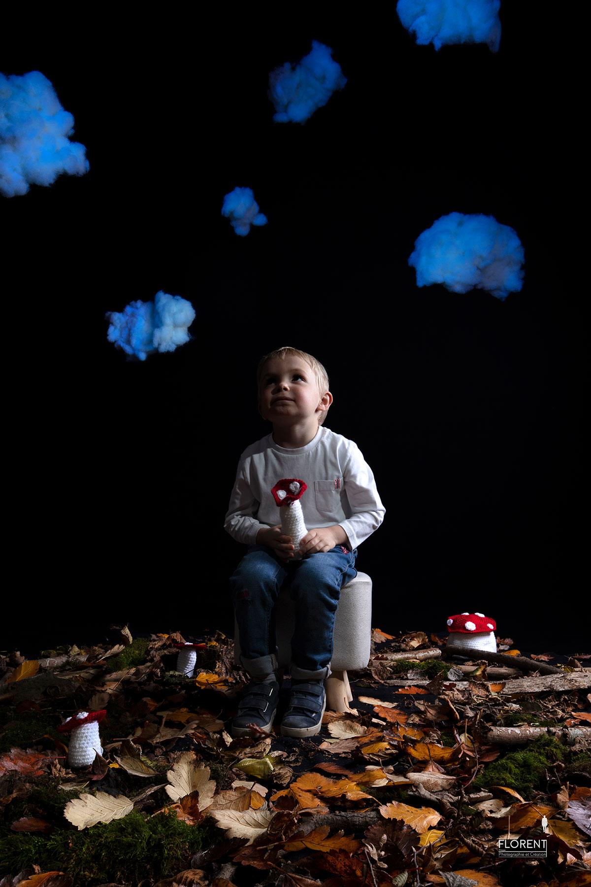 photographe enfant rêve en sous bois de mousse champignons nuages en studio boulogne sur mer lille le touquet paris calais florent photographe