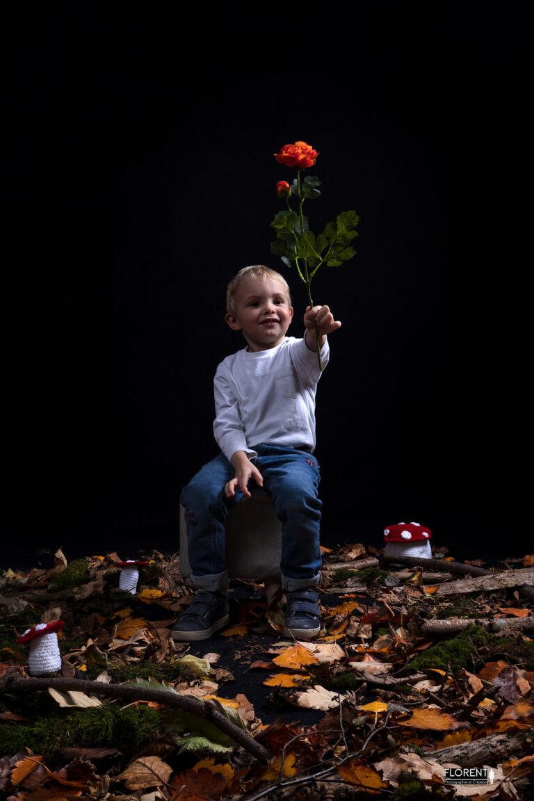 seance photographe enfant en sous bois de mousse champignons offre une fleur en studio florent photographe boulogne sur mer lille le touquet paris calais saint omer berck hardelot