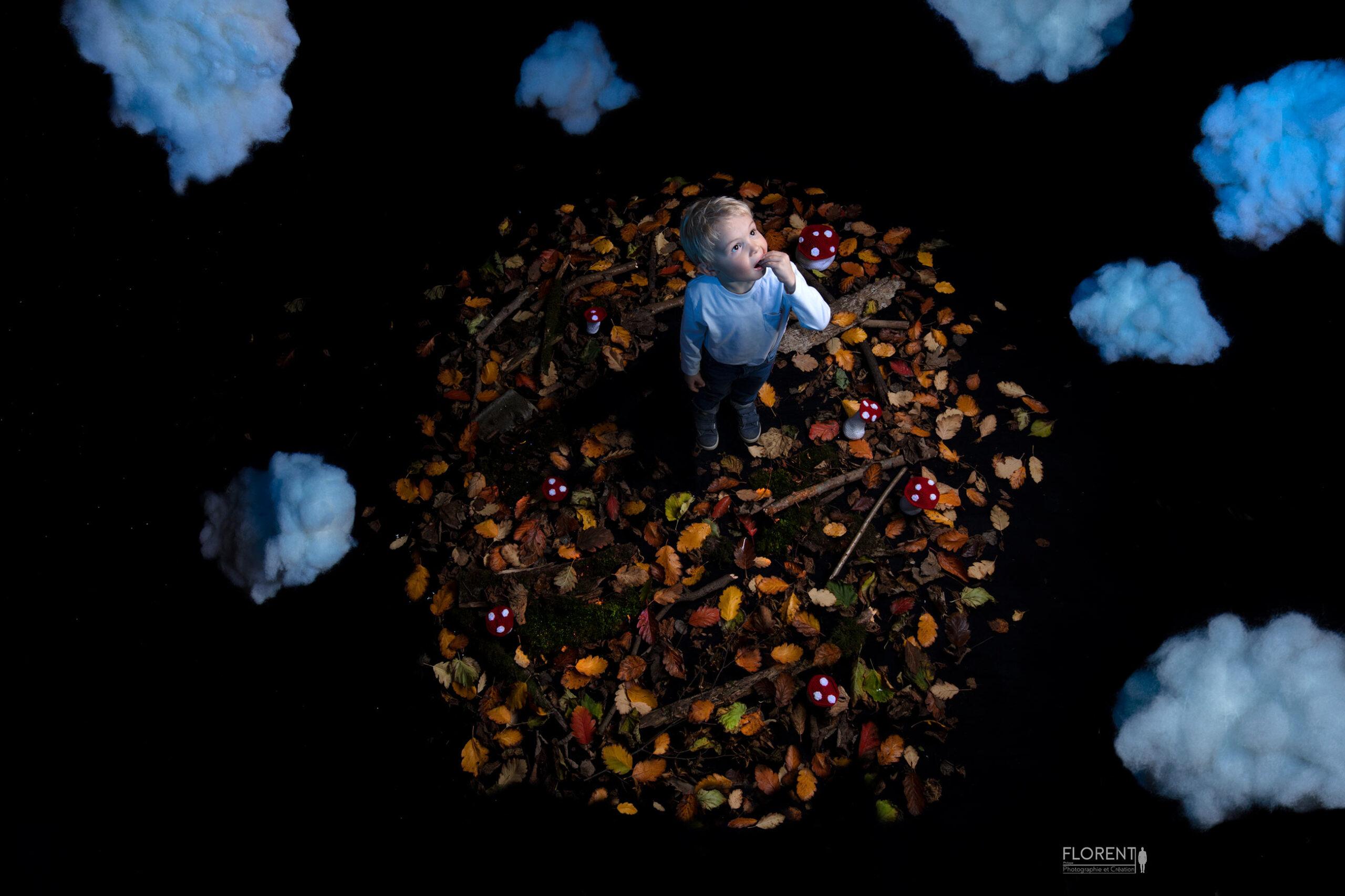 photographe enfant vue du dessus en sous bois de mousse champignons nuages en studio florent photographe boulogne sur mer lille le touquet paris calais hardelot saint omer