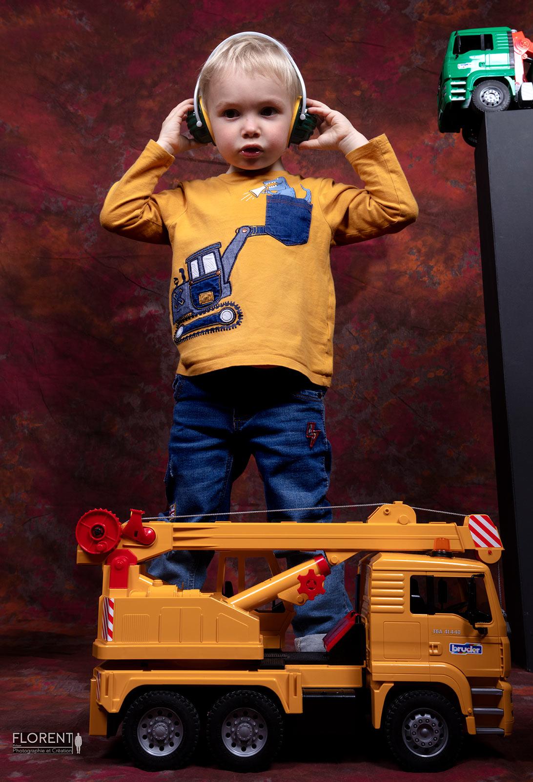 photographe enfant au mileu des jouets avec son casque souriant florent photo boulogne sur mer lille le touquet paris calais amiens dunkerque