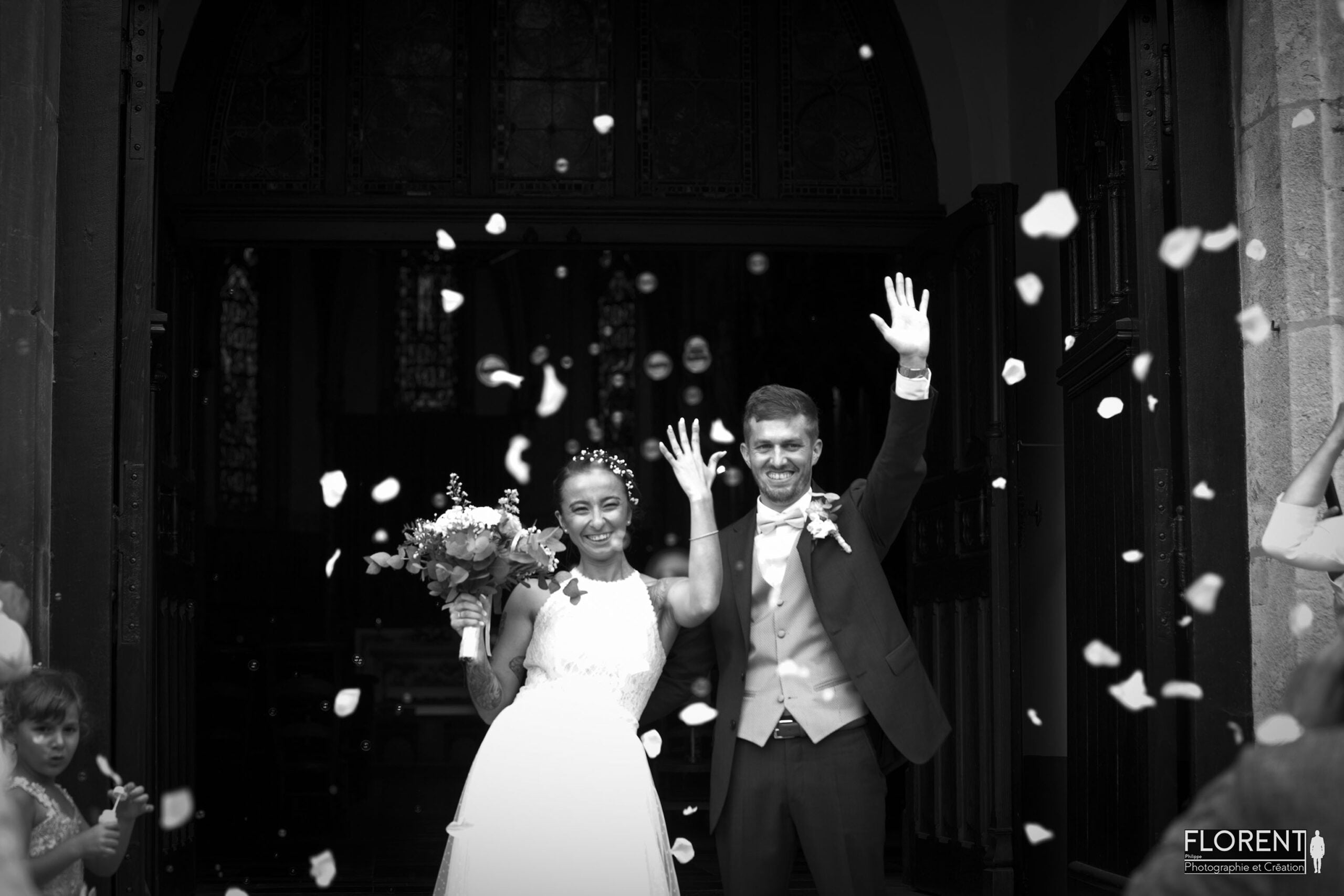 photographe mariage saint omer Sortie eglise mariage en fête avec bulles et joie florent studio photographe mariage boulogne sur mer lille le touquet paris