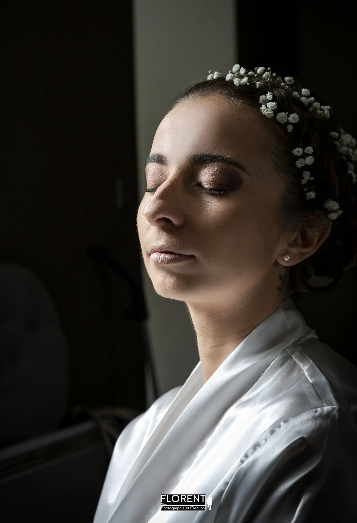 mariage seance photo habillage de la mariée dans la douce lumiere de la fenetre florent studio boulogne sur mer lille le touquet paris saint omer