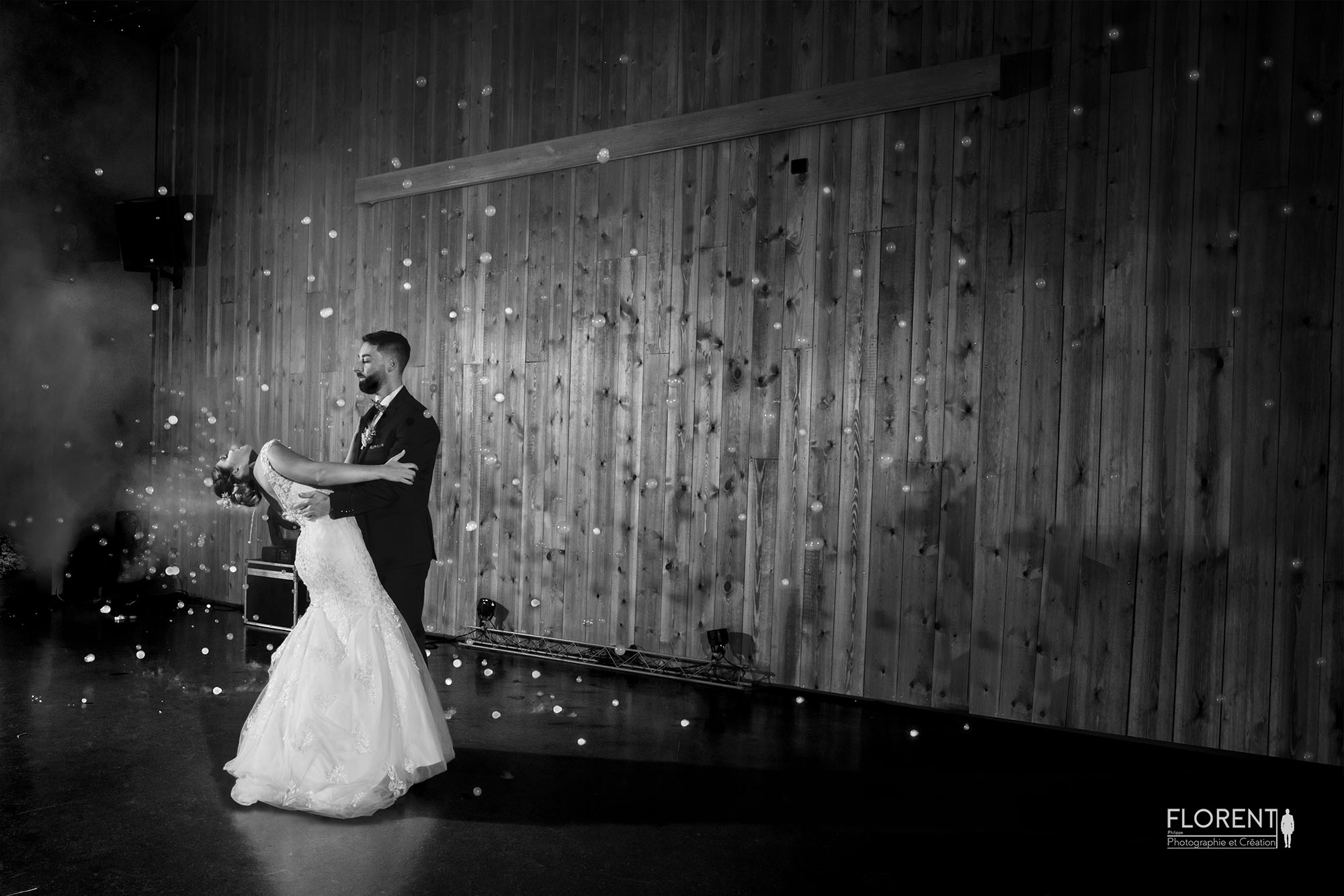 mariage en noir et blanc couple danse avec les bulles florent studio saint omer le touquet boulogne sur mer lille paris st omer