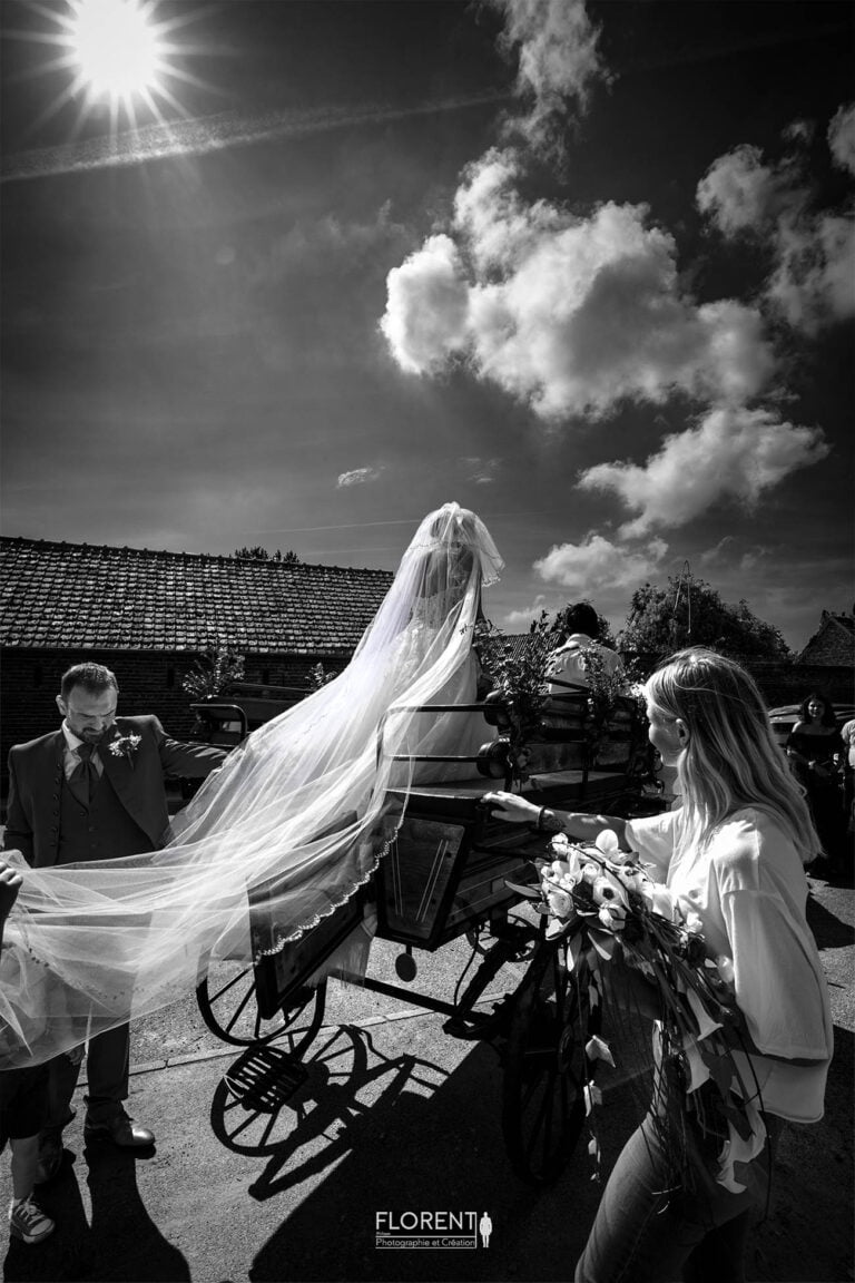 mariée monte sur son carrosse tiré par de superbes chevaux blancs studio florent photographe boulogne sur mer lille le touquet paris calais saint omer
