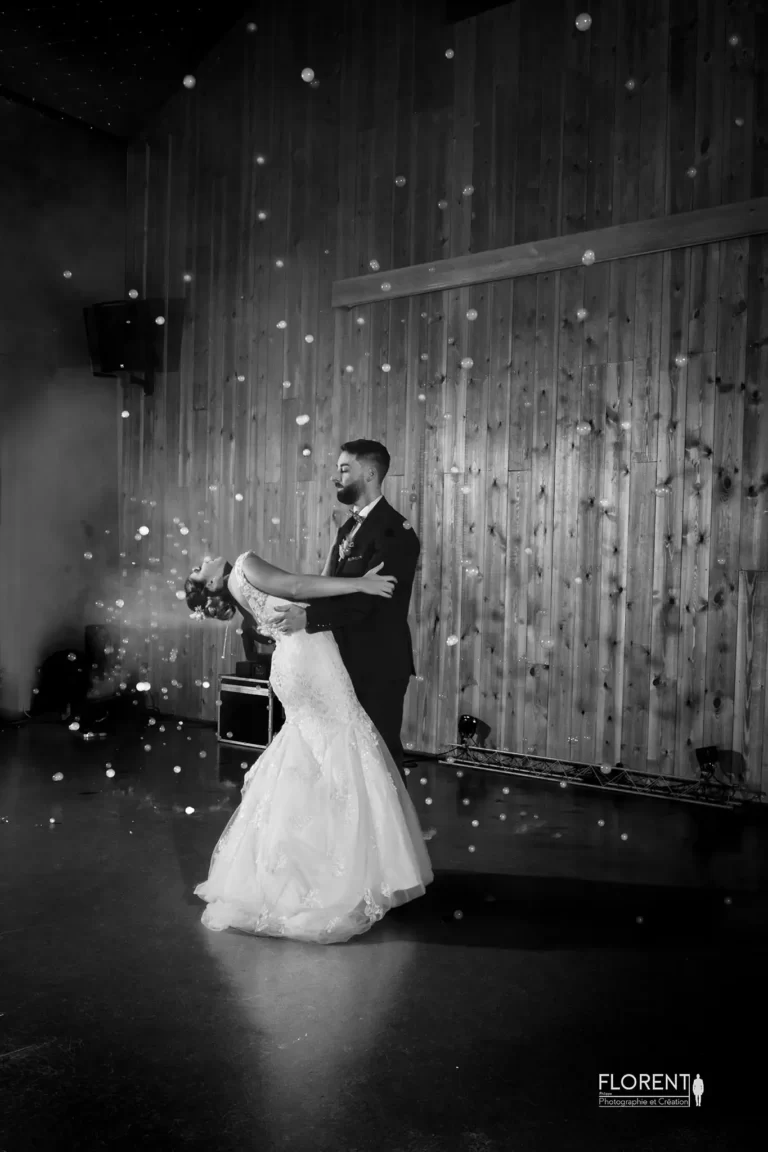 en noir et blanc mariés dansent avec les bulles florent studio photographe boulogne sur mer lille le touquet paris marseille