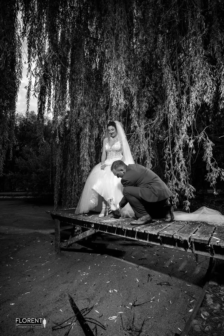 tendres mariés assis trinquent à leur mariage avec champagne florent photographe boulogne sur mer lille le touquet paris calais saint omer