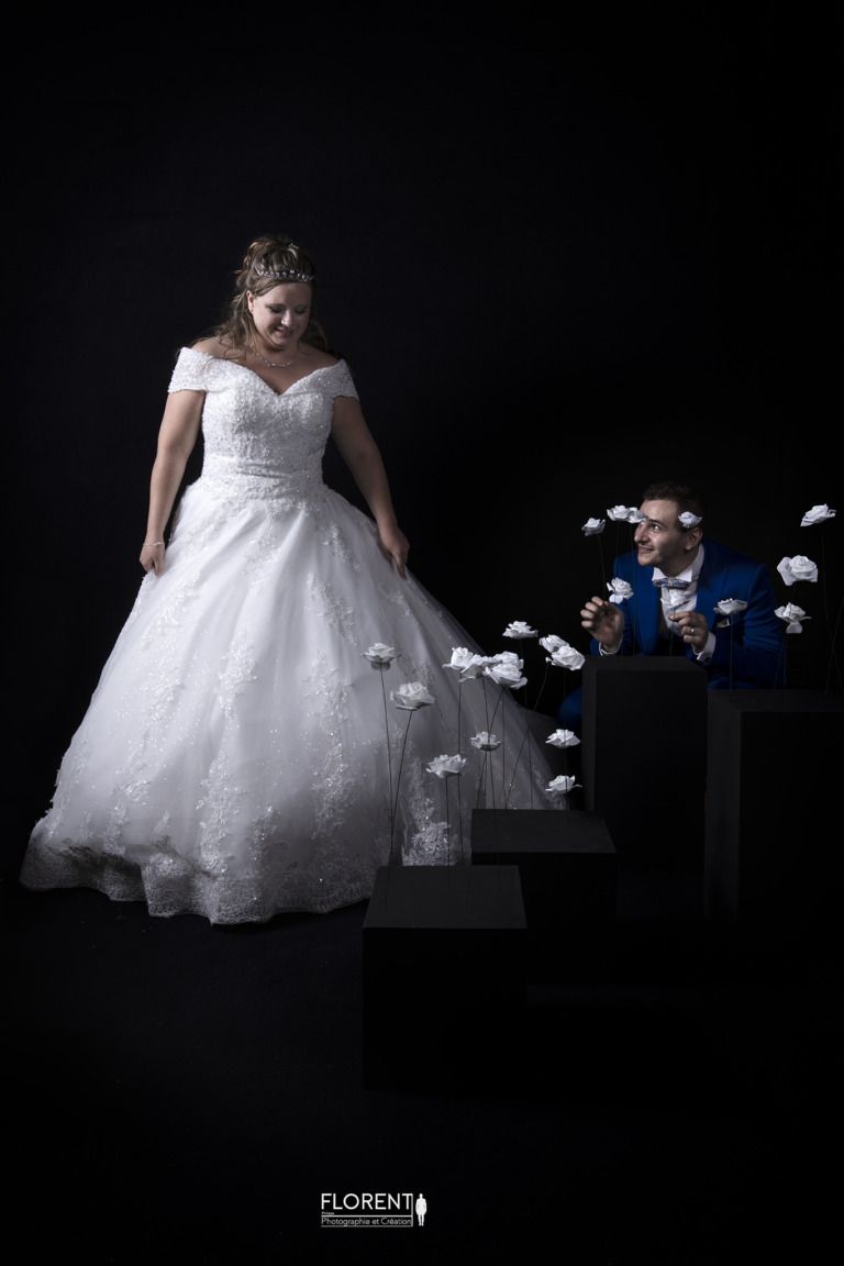 photographe-mariage-borne-selfie-studio-mobile-decors-pour-maries-seance-humour-roses-blanches-fond-noir-florent-photographe-boulogne-sur-mer-lille-le-touquet-paris-calais-saint-omer-le-touquet