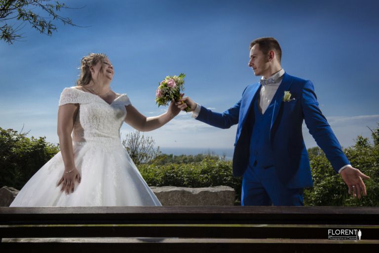 photographe-mariage-boulogne-sur-mer-escrime-avec-bouquet-de-fleurs-sur-un-banc-romantique-avec-rires-florent-photographe-lille-le-touquet-paris-calais-saint-omer-le-touquet dunkerque