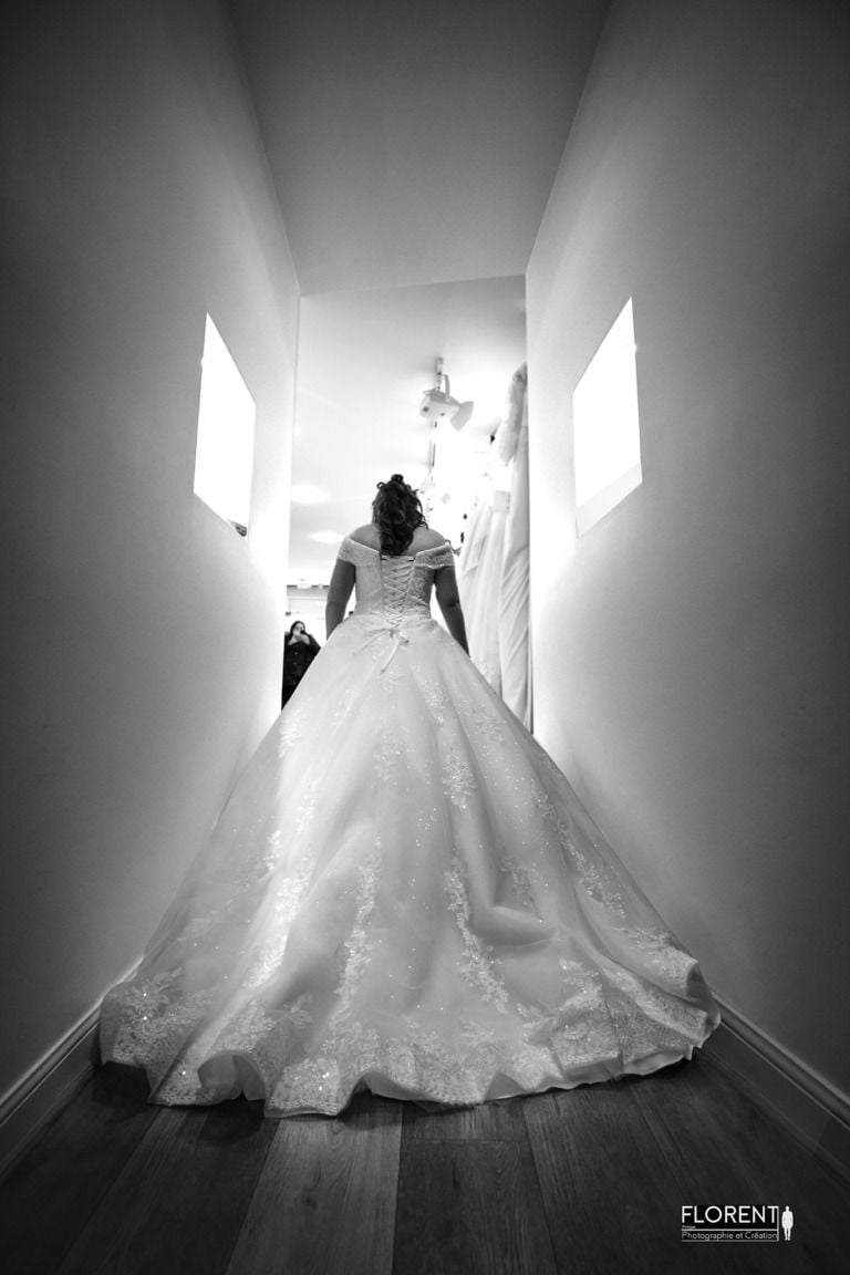 photographe-mariage-essayage-de-la-mariee-boulogne-sur-mer-en-noir-et-blanc-seloigne-superbe-florent-photographe-lille-le-touquet-paris-calais-saint-omer-le-touquet