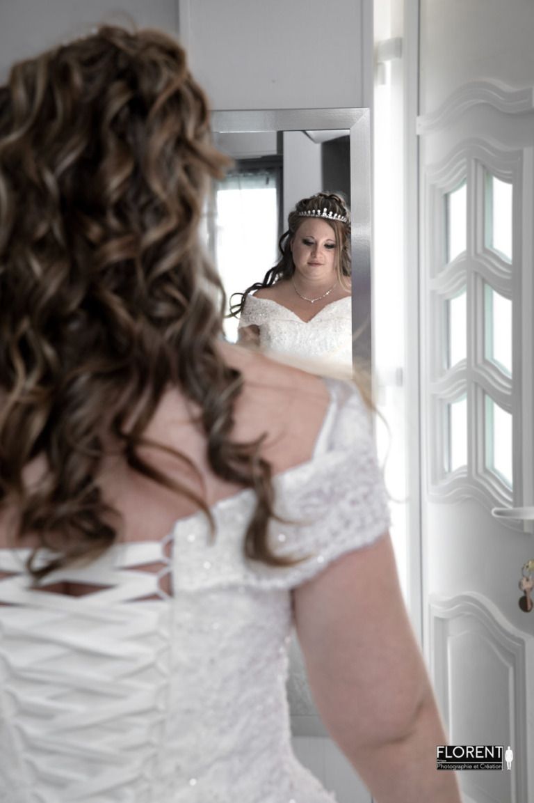 photographe-mariage-habillage-boulogne-sur-mer-mariee-devant-miroir-douceur-et-joie-florent-photographe-boulogne-sur-mer-lille-le-touquet-paris-calais-saint-omer-le-touquet