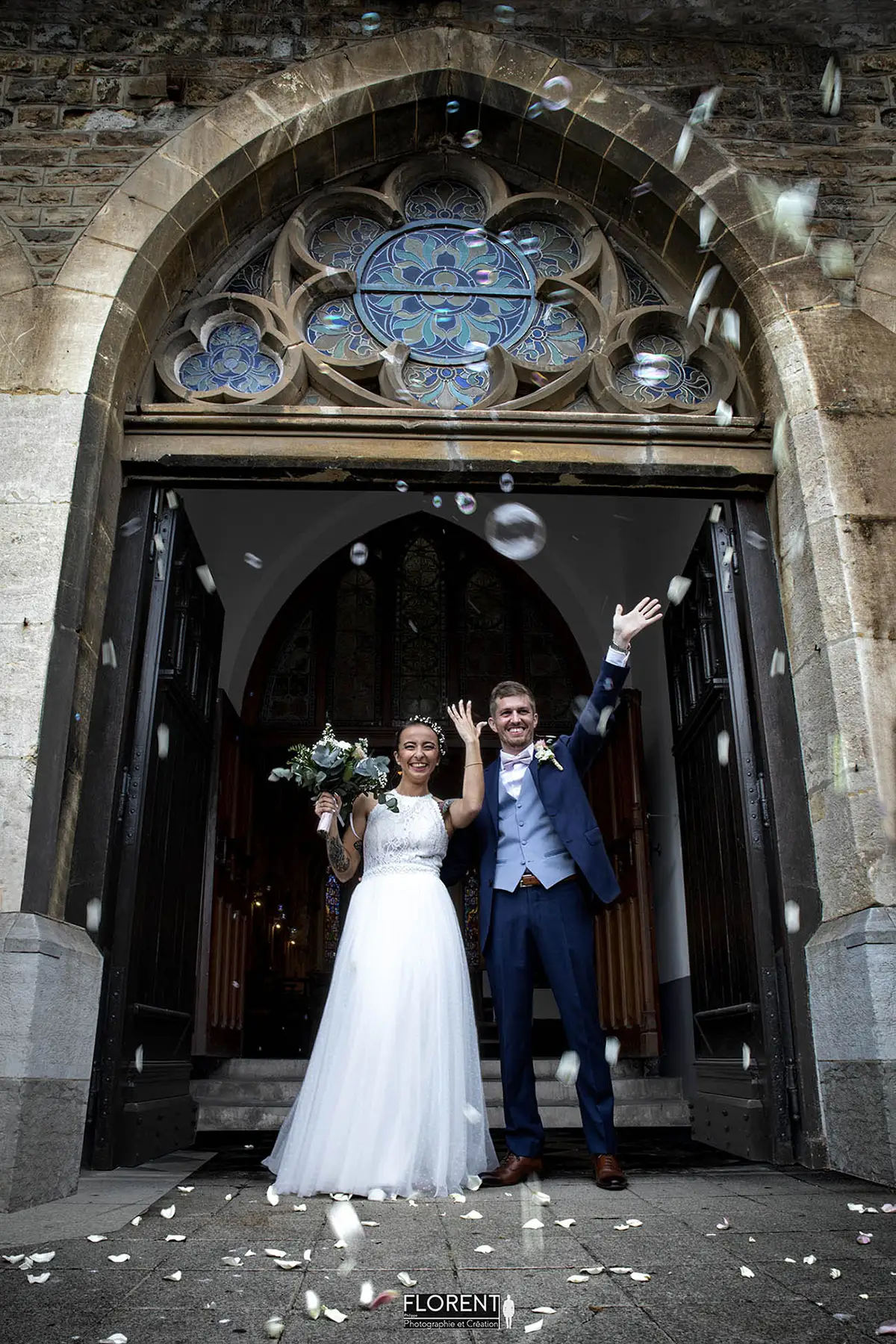 Sortie eglise mariage en fête avec bulles et joie photographe fanie florent mariage boulogne sur mer lille le touquet paris copie