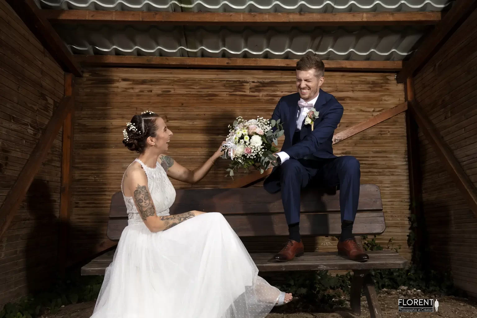 florent studio photographe maries sur banc humour joie florent studio boulogne sur mer lille le touquet paris saint omer