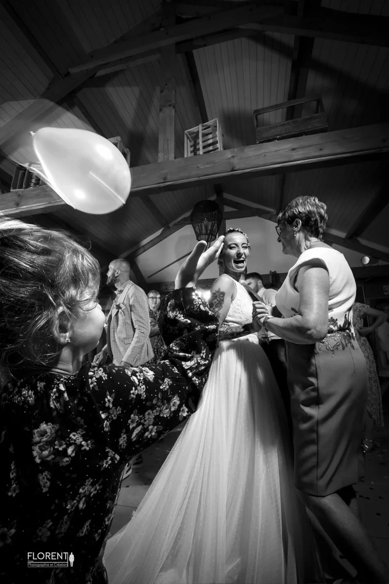 mariage saint omer fantastique fou rire de la mariee en noir et blanc danse avec sa mamie florent fanie photographe boulogne sur mer lille le touquet paris saint omer