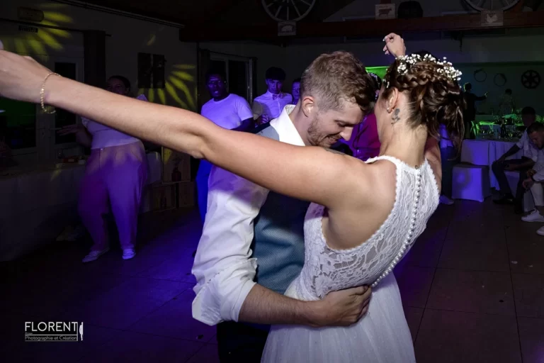 photographe mariage saint omer les maries dans la joie dansent florentphotographe boulogne sur mer lille le touquet paris saint omer