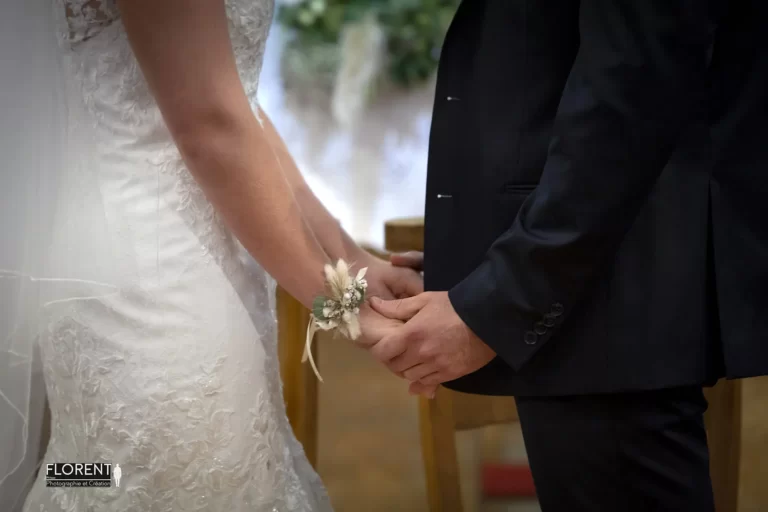 main dans la main l'amour des mariés devant le prêtre florent studio photographe mariage lille le touquet paris saint omer